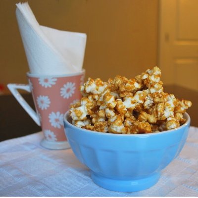 How to make caramel popcorn.